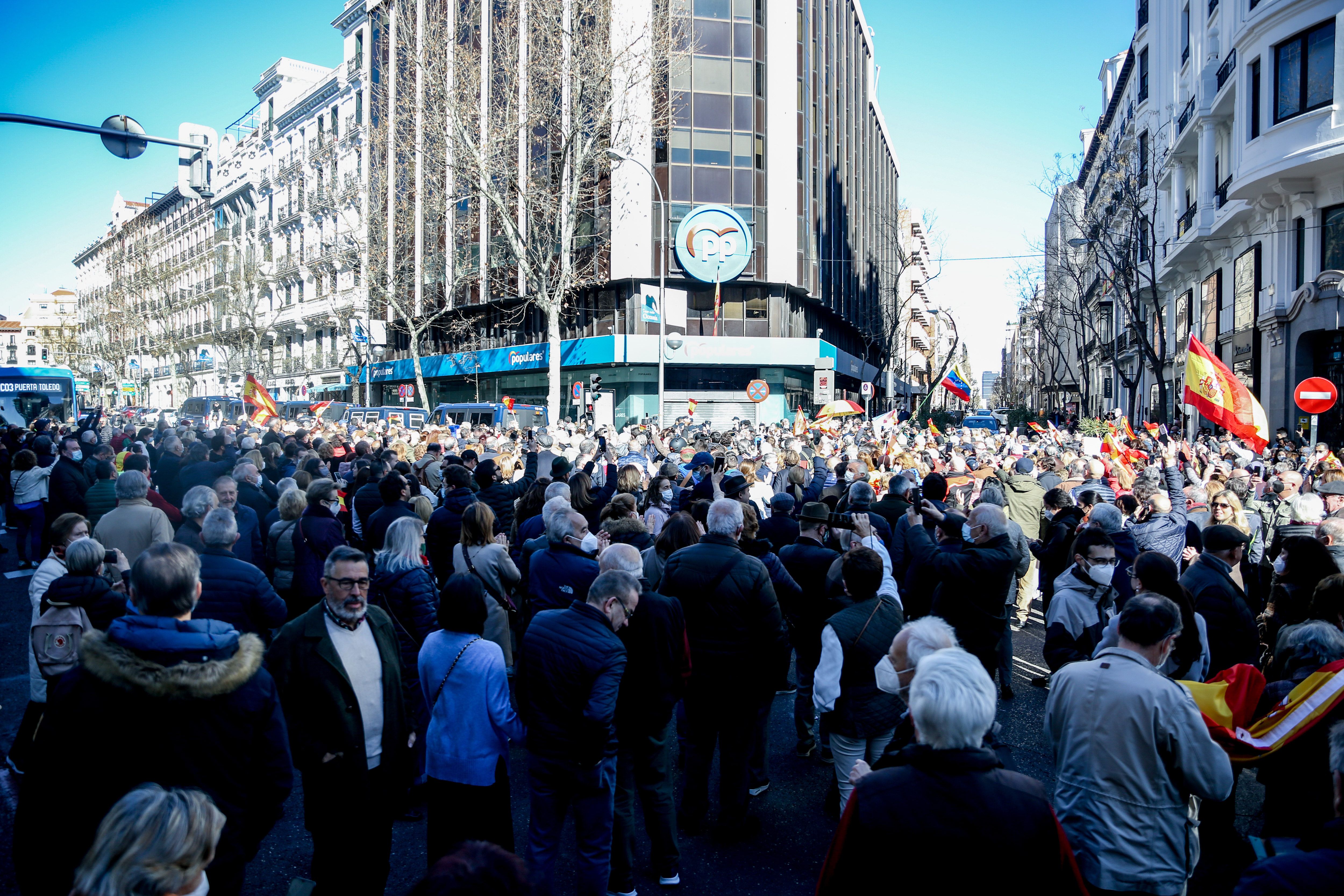Simpatizantes de Ayuso se manifiestan frente a Génova: 