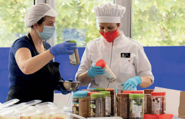 Carmencita abre una filial en Estados Unidos, donde triunfa su kit de paella
