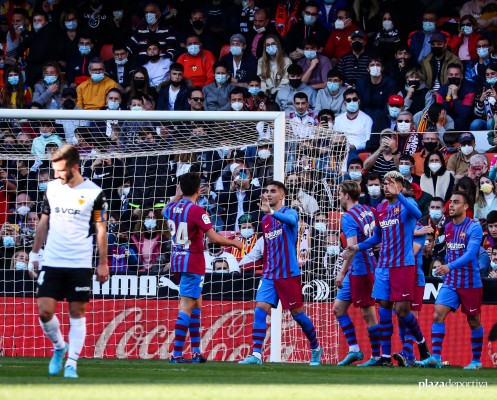 El Valencia entrega el triunfo al Barça tras una pésima primera parte