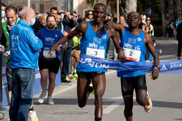 Los keniatas Erick Kiptoo y Valentine Jebet triunfan en Alicante
