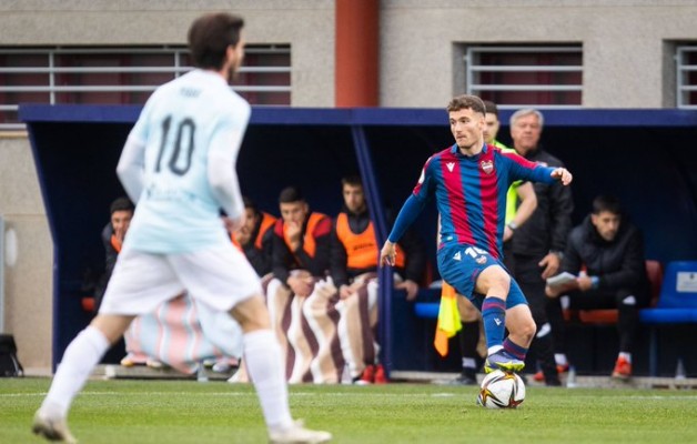 El balón parado decanta el partido para La Nucía