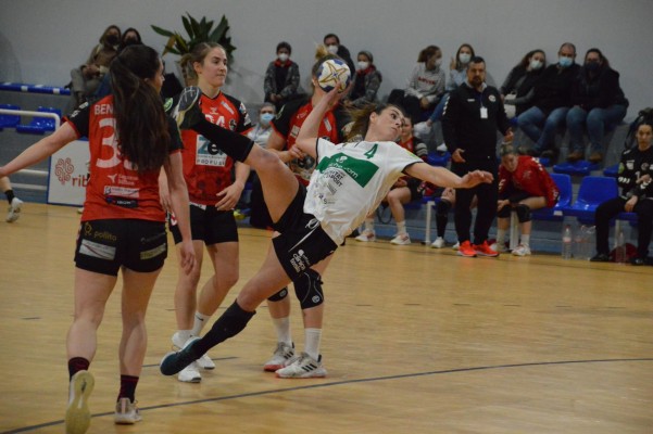 El Balonmano Elche busca su primera semifinal europea en la pista del Rocasa
