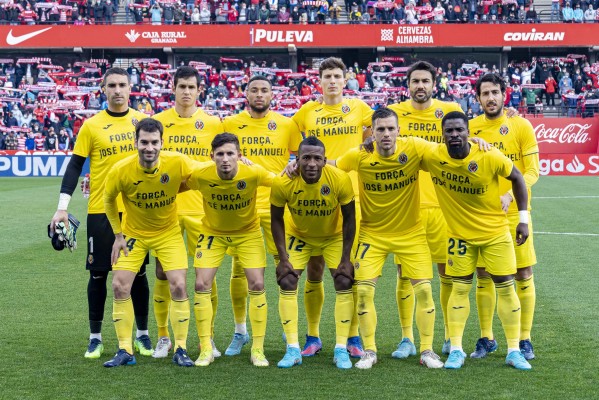 El once titular salta al terreno de juego con camisetas de 'força, José Manuel'