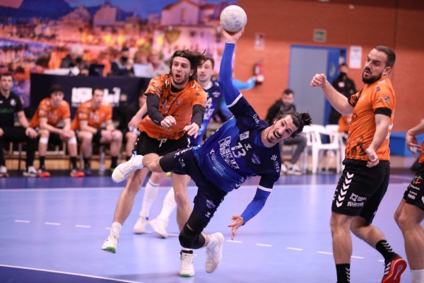 Benidorm y Torrelavega igualan en un duelo vibrante