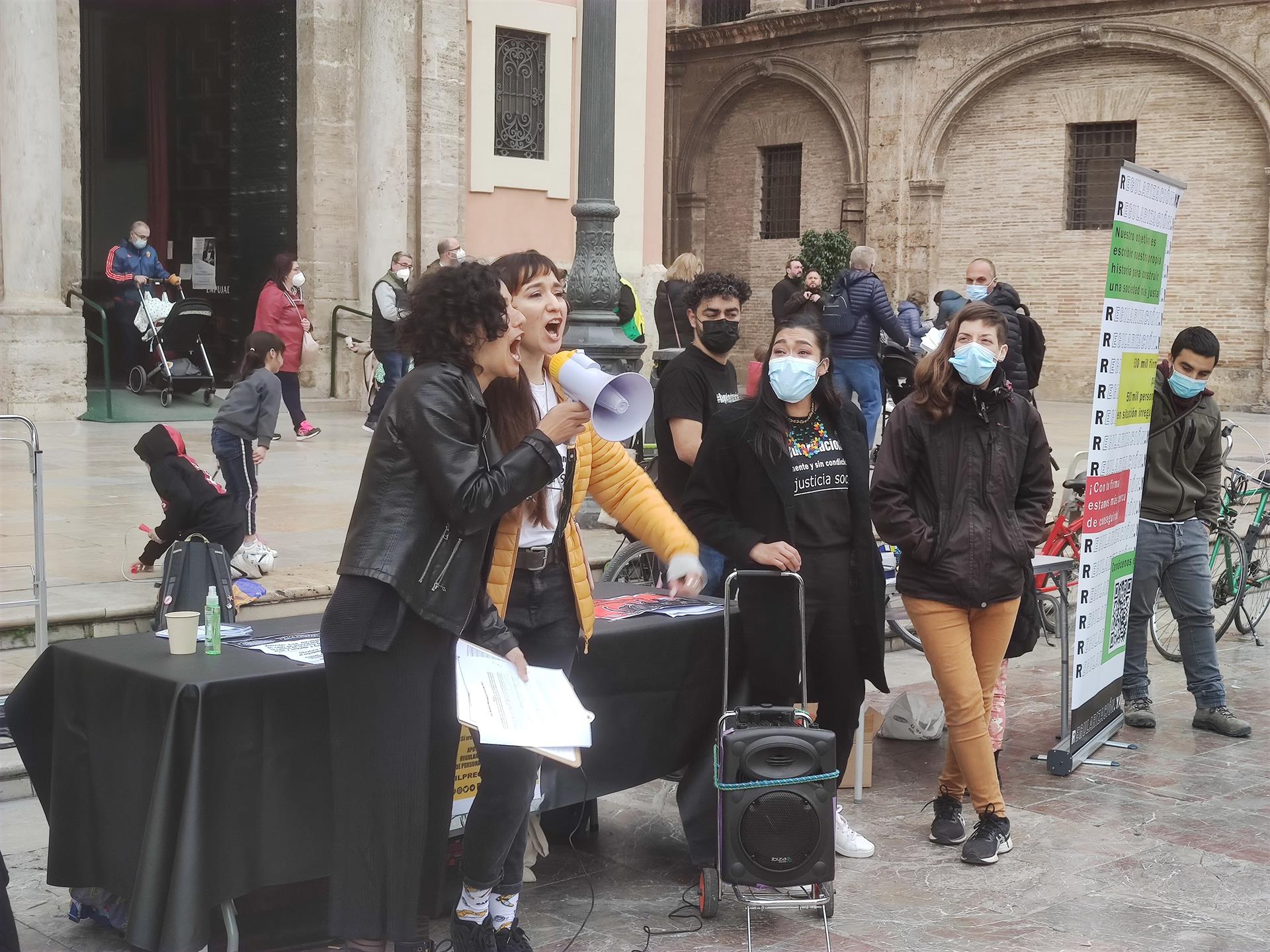 El movimiento #RegularizaciónYa recoge firmas para regularizar la situación de los migrantes