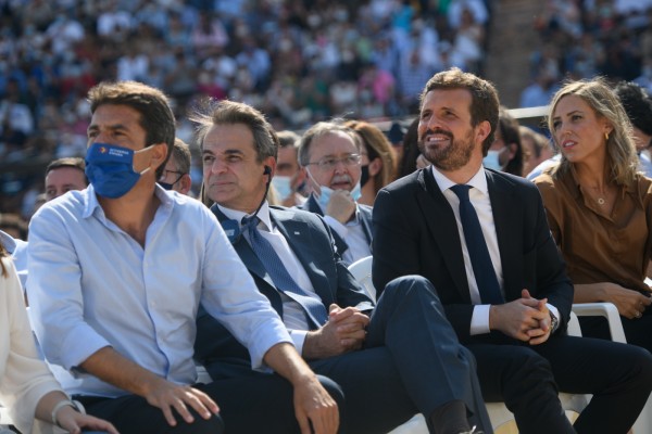 Mazón confirma su alineación con Casado, pero evita cuestionar a Ayuso; el Botànic hurga en la herida