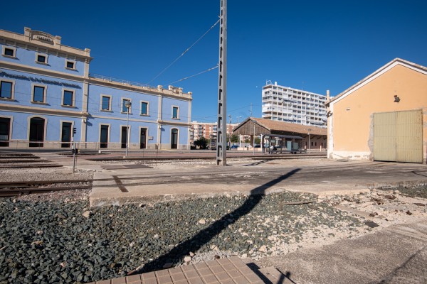 Los antiguos talleres de FGV en Alicante: ¿derribos para ganar zona verde, uso cultural y deportivo...?