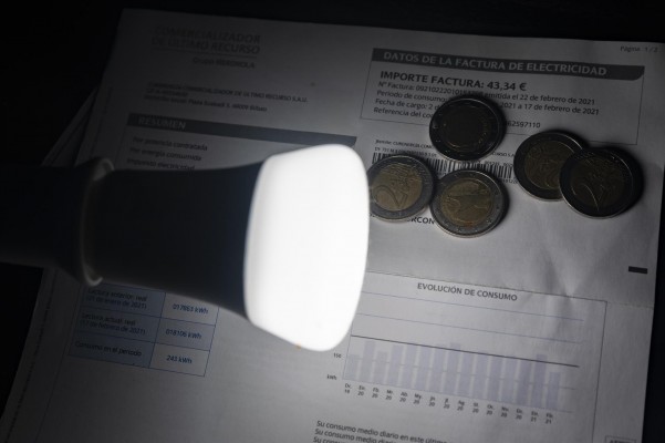 El precio de la luz cae este sábado un 25%, hasta los 137,76 euros/MW, su nivel más bajo en febrero