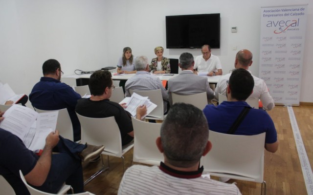 El calzado de la Comunitat analiza el impacto de la reforma laboral en el sector durante una jornada formativa

