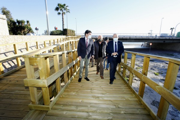 Alicante pone en uso la nueva pasarela peatonal de La Albufereta