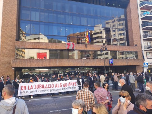 Profesionales del transporte se concentran en València para exigir el adelanto de la jubilación a los 60 años