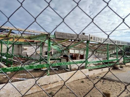 Urbanismo abre expediente sancionador a los dueños del antiguo Katy por vallar sin permiso de Costas y ocupar vía pública 