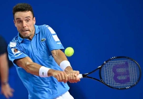 Roberto Bautista barre de la pista a Davidovich y accede a semifinales de Doha