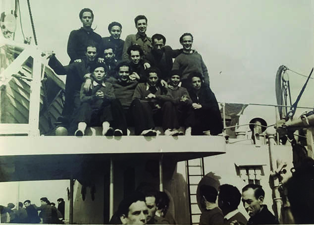 Constante Vicente (primero a la izquierda, primera fila) al llegar a Barcelona a bordo del Semíramis el 2 de abril de 1954 (EFE).  - 