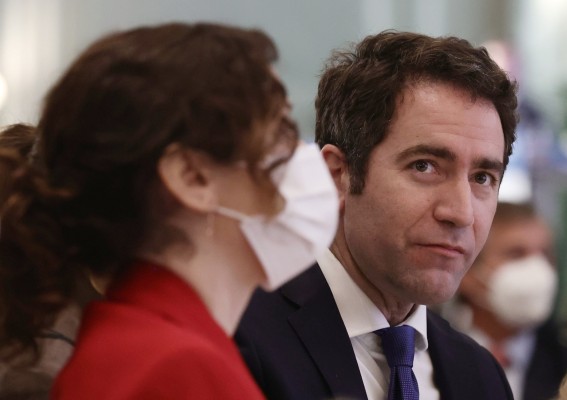 Teodoro, en el ojo del huracán por la guerra abierta contra Ayuso
