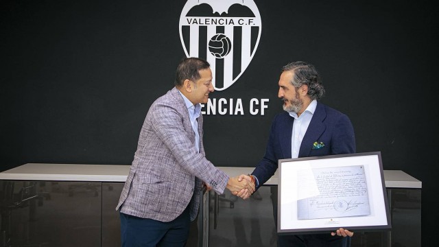 El Valencia se reúne con representantes del CD Castellón con motivo de su centenario

