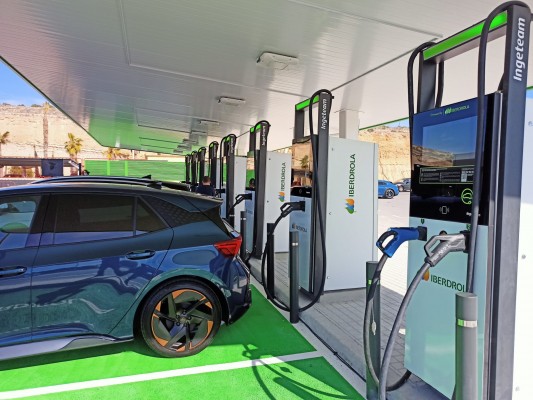 Elche exhibe la mayor electrolinera del sur de Europa que recarga en 5 minutos
