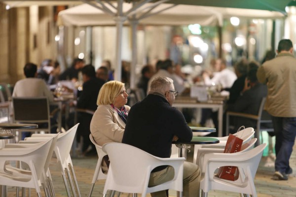 Diez colectivos vecinales de Alicante respaldan el control de las terrazas de la hostelería  