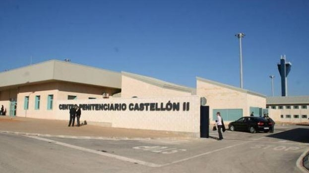 Un preso de Albocàsser con un brote psicótico agrede a tres funcionarios