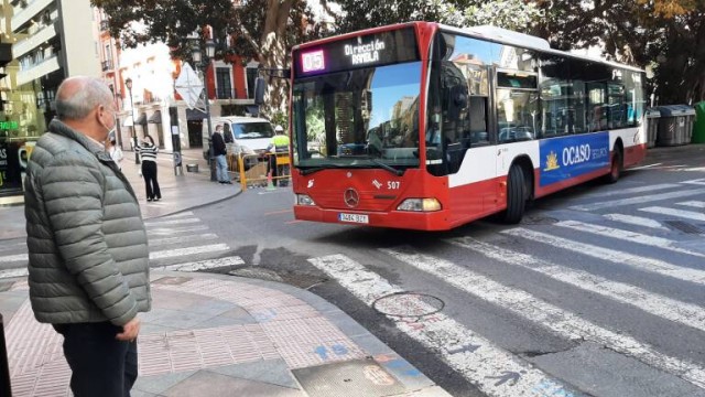 Facua denuncia a la operadora del bus de Alicante por no facilitar un teléfono gratuito