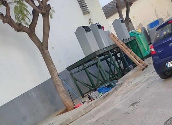 Teulada repone los contenedores que destrozó un coche en 2019 en medio de una polémica vecinal

