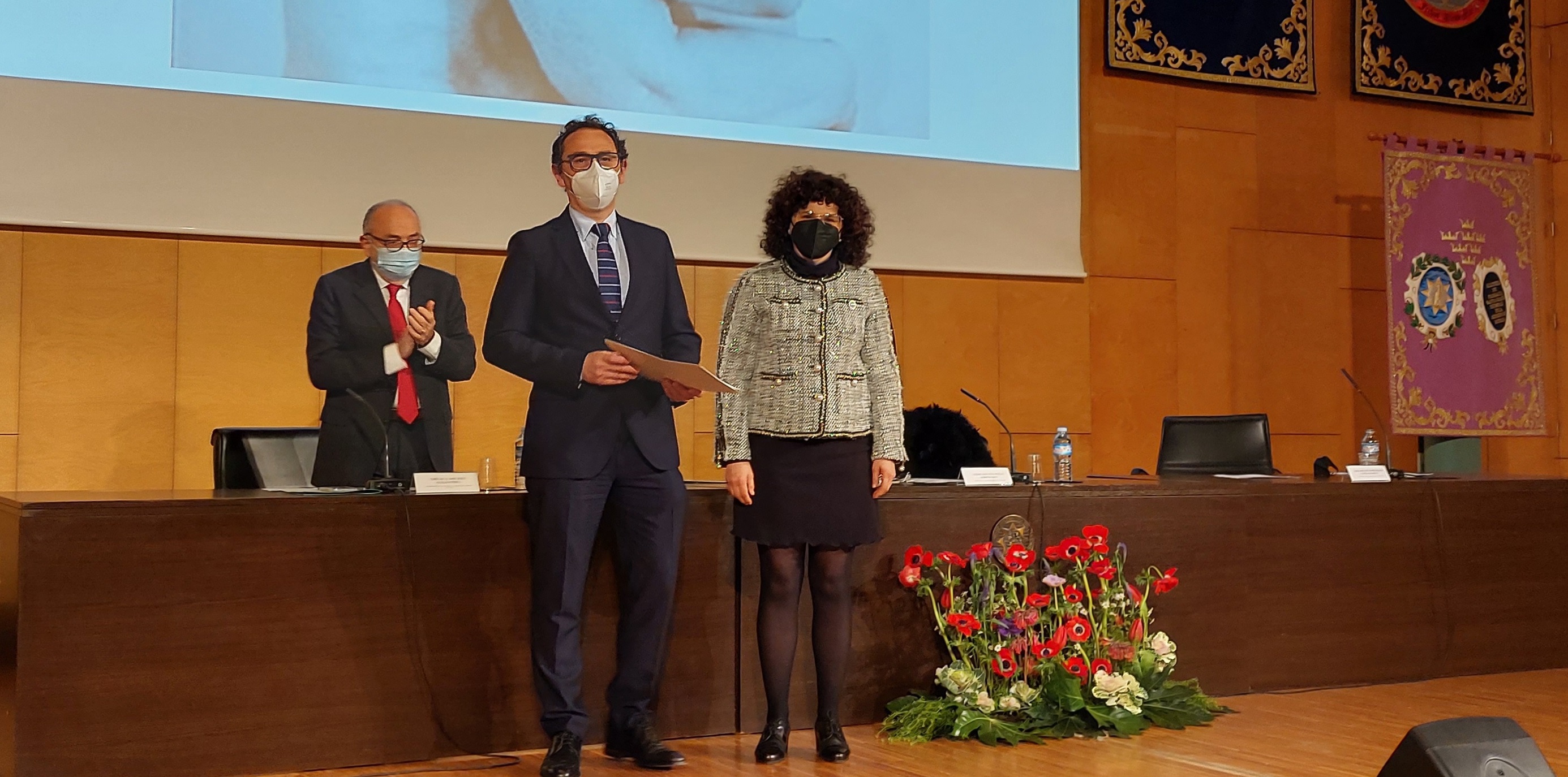 Recibe el premio, Antonio Cózar, uno de los autores del trabajo galardonado junto a la Directora de Fundación Hefame, Enriqueta Fernández. Foto: HEFAME - 