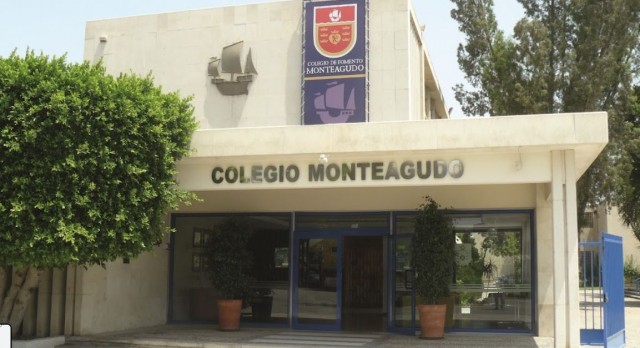 Un alumno de 13 años apuñala por la espalda a un profesor en el colegio Monteagudo de Murcia