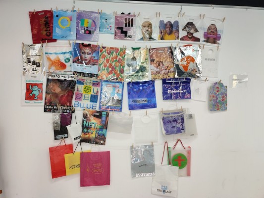 San Vicente expresa su rechazo al plástico de 
un solo uso con la exposición 'Fósiles del siglo XX'