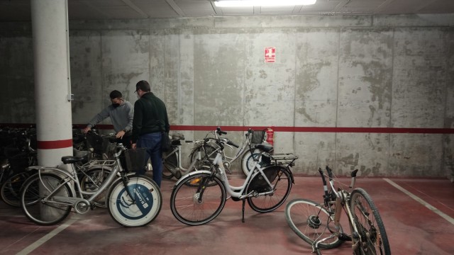 El Campello cede a un centro de educación especial diez bicis que llevaban desde 2013 en un sótano municipal