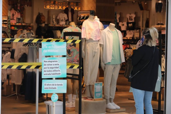 La caída en el precio de la ropa contiene la subida del IPC en la Región, que se mantiene en el 6,2%