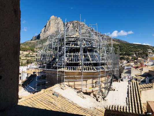 Los trabajos de conservación de la Iglesia Sant Bertomeu de Finestrat llegan a su cúpula