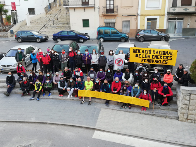 Una caminata recorre terrenos afectados por la macroplanta solar Magda para mostrar el rechazo