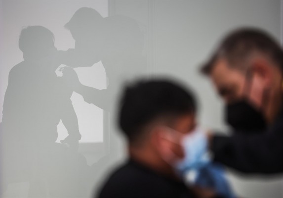 La eficacia de la tercera dosis contra enfermedad grave empieza a disminuir a los cuatro meses