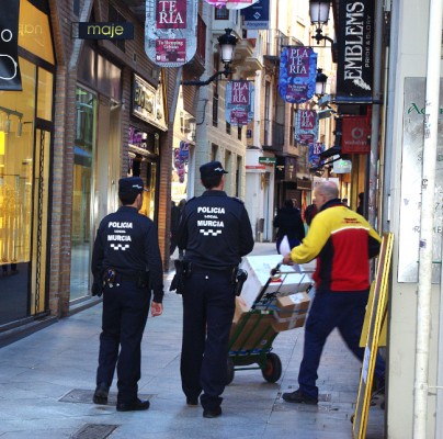La Policía Local de Murcia denuncia a 84 personas por consumir alcohol en la calle este fin de semana