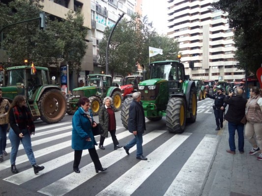 350 tractores y más de mil agricultores y ganaderos tomarán las calles de Murcia el miércoles