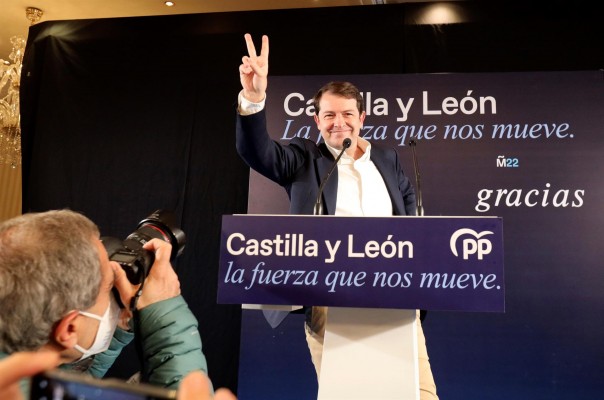 El PP retendrá el gobierno de Castilla y León aunque deberá 'tragarse' a Vox