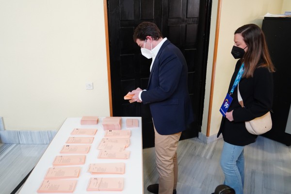 El PP ganaría las elecciones en Castilla y León pero necesitaría a Vox, según las encuestas a pie de urna 