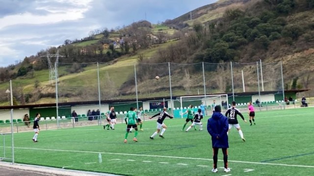 Un fallecido al caerle una torreta de iluminación en el campo del Lenense (Asturias)