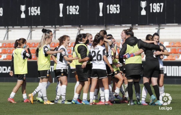 El Valencia se aleja del descenso de penalti