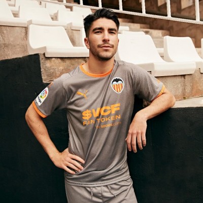 El Valencia estrena su cuarta equipación en Mendizorroza