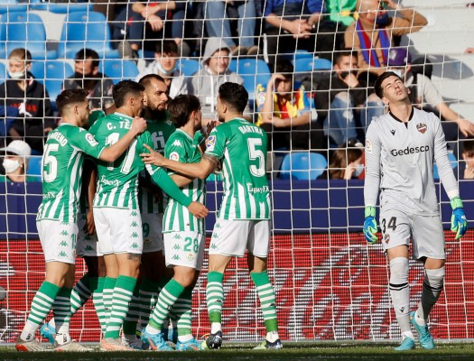 El Levante sigue muriendo ante el Betis