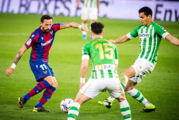 Alessio sale con Cárdenas y, de nuevo, tres centrales para recibir al Betis