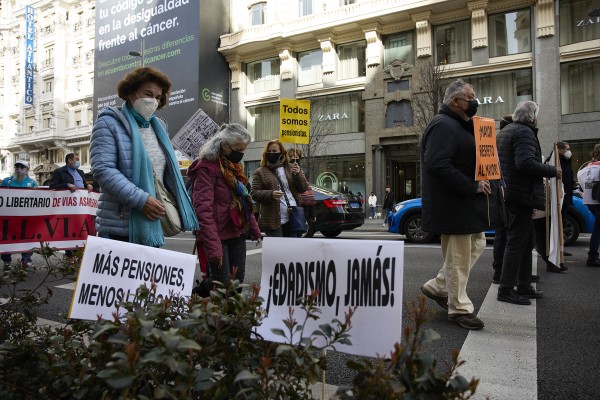 Miles de pensionistas se manifiestan contra el sistema de revalorización de pensiones