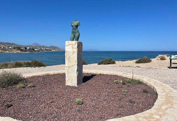 Roban el 'Torso' del Paseo de la Voramar de les Escultures de El Campello