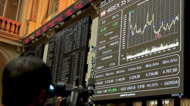 El Ibex 35 sufre para recuperar los 9.400 puntos a media sesión