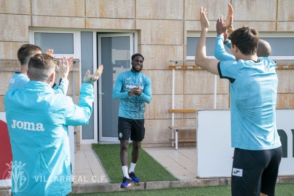 La plantilla del Villarreal hace pasillo a Boulayé Dia como campeón de África
