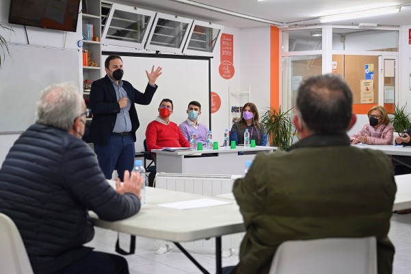 El Ayuntamiento se reúne con los vecinos del centro para abordar la reforma de la plaza de la Paz