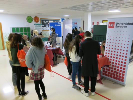 50 instituciones educativas españolas y europeas asisten en San Miguel de Salinas a la XI Feria de Universidades 