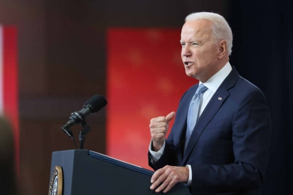 Biden aconseja a los estadounidenses que se vayan 