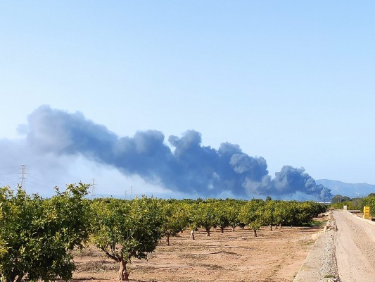 Una explosión de gas provoca un incendio en una fábrica de aerosoles de Náquera
